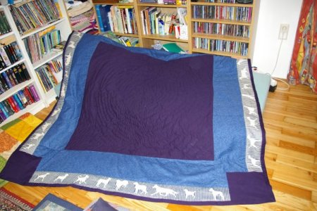 Hundedecke mit Durchzugsstickerei, in Patchwork-Technik.