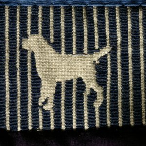 Beispiel für Durchzugsstickerei mit Muster im Negativ. Detail aus der Hundedecke.